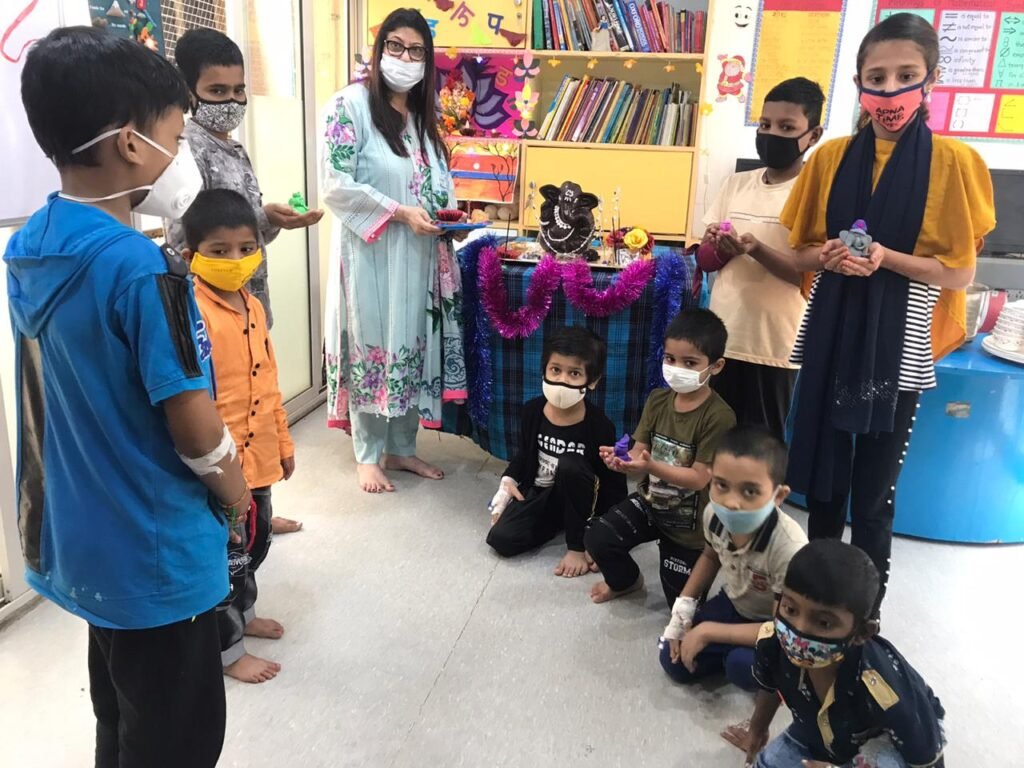 Dr Minnie Bodhanwala and Cancer kids patient doing pooja of Chocolate Ganpati