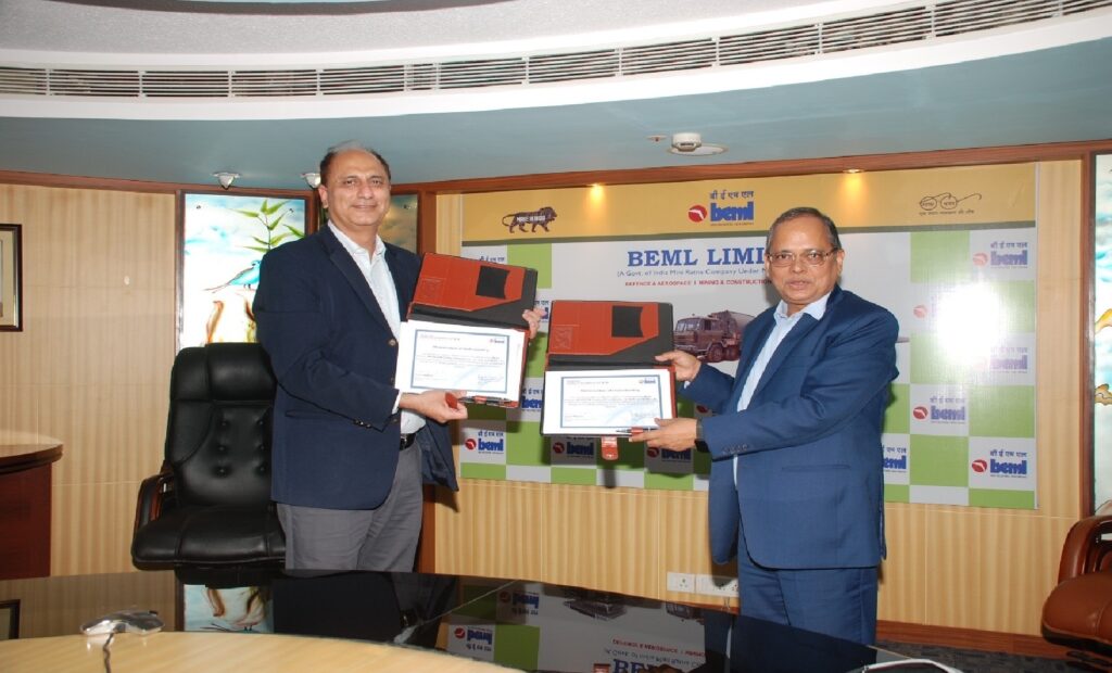 Dr. Deepak Kumar Hota, CMD BEML exchanged the signed copies with Shri Sanjeev Malhotra, CEO NASSCOM CoE