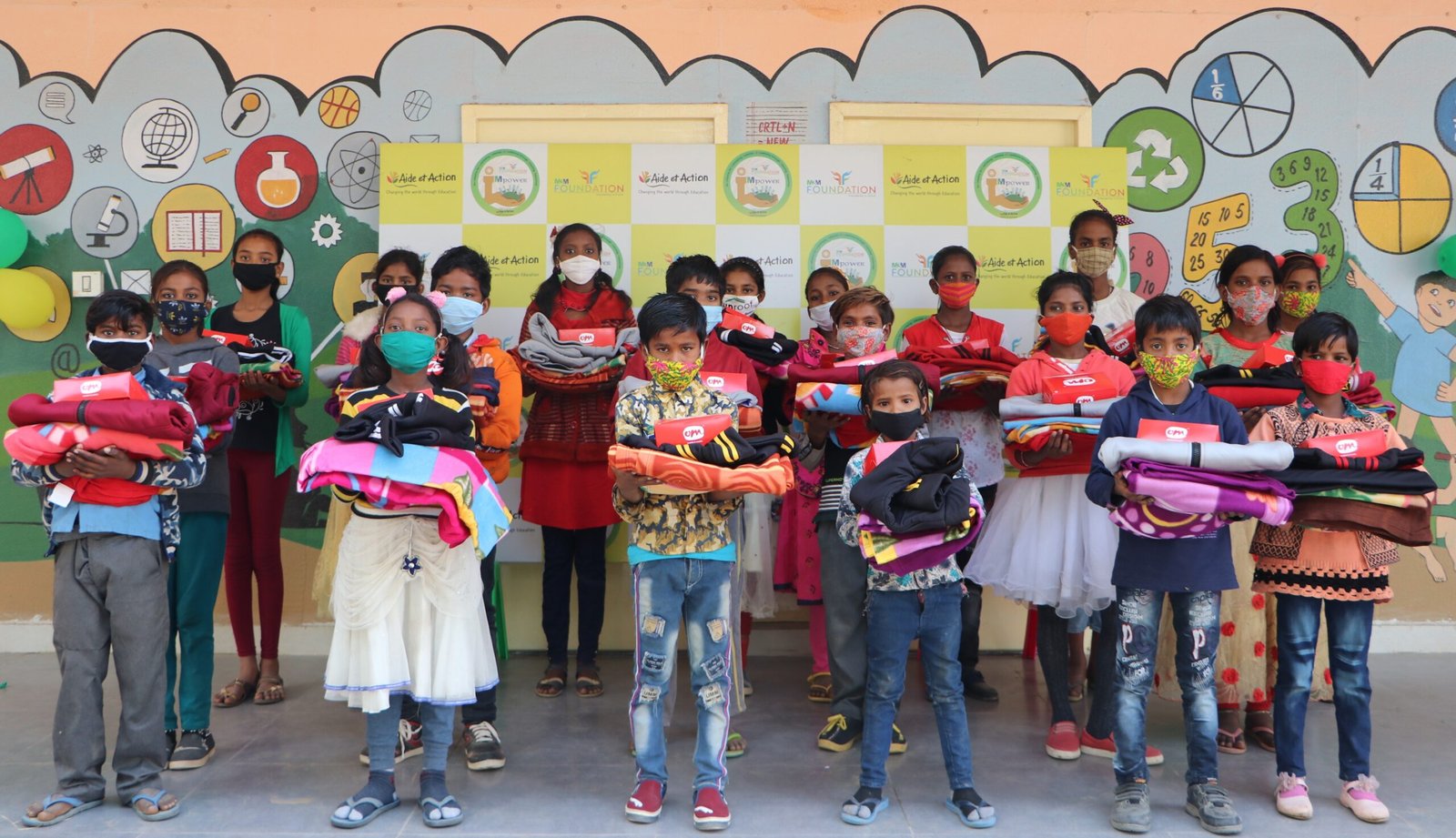M3M Foundation distributes 2000 blankets to the underprivileged to help them beat the cold wave (2)