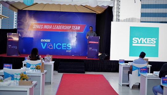 Mr. Dishant Bhojwani, Country Head, SYKES India, addressing the employees at SYKES India Leadership Awards