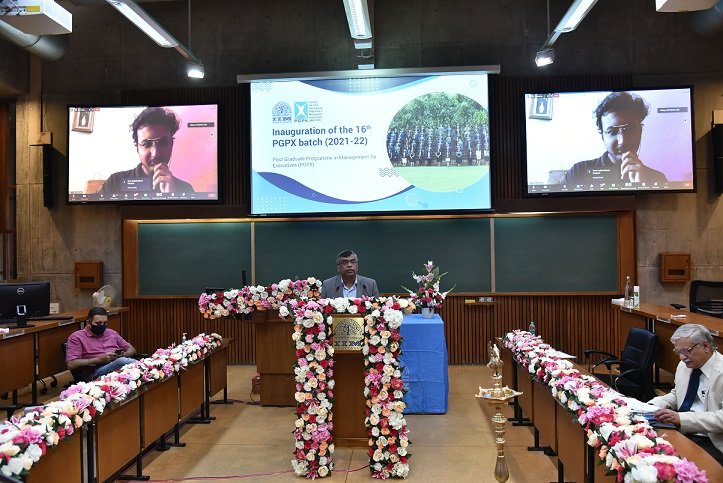 Professor Viswanath Pingali, Chairperson, MBA-PGPX addresses the students of the 16th batch of IIMA's MBA-PGPX Programme