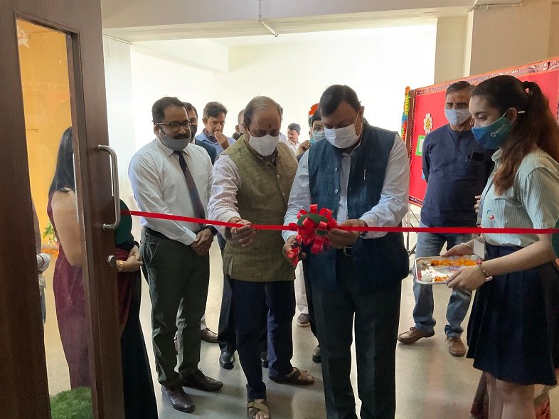 (L-R) Mr. Ganesh Sharma_Principal GIIS Noida, Dr Nakul Parashar, Director, Vigyan Prasar,( VIPNET) & Dr Manoj K Patariya, Advisor NCSTC (Department Of Science And Technology) at the ribbon cutting ceremony