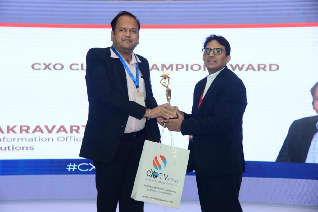 Samit Chakravarty, CTIO, One Point One Solutions receiving the Cloud Champion Award 2022