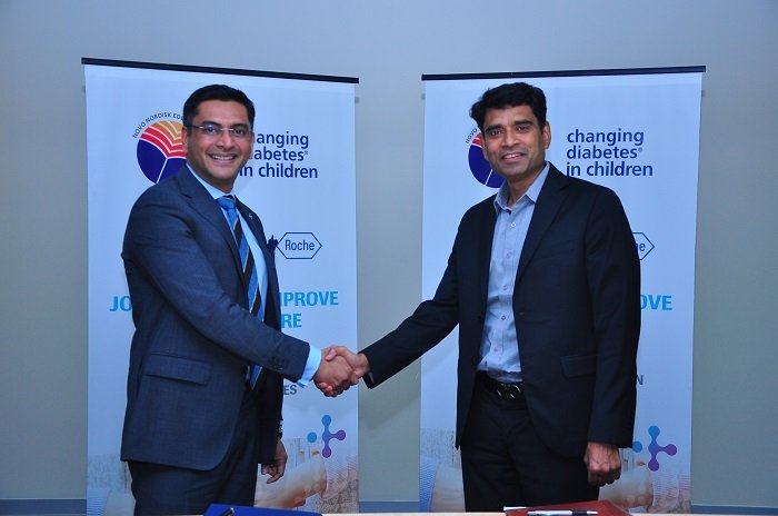 Mr. Vikrant Shrotriya, NNEF and Mr. Omar Sherief Mohammad, Roche Diabetes Care sign the MoU to improve access to care for underprivileged children living with T1D in India