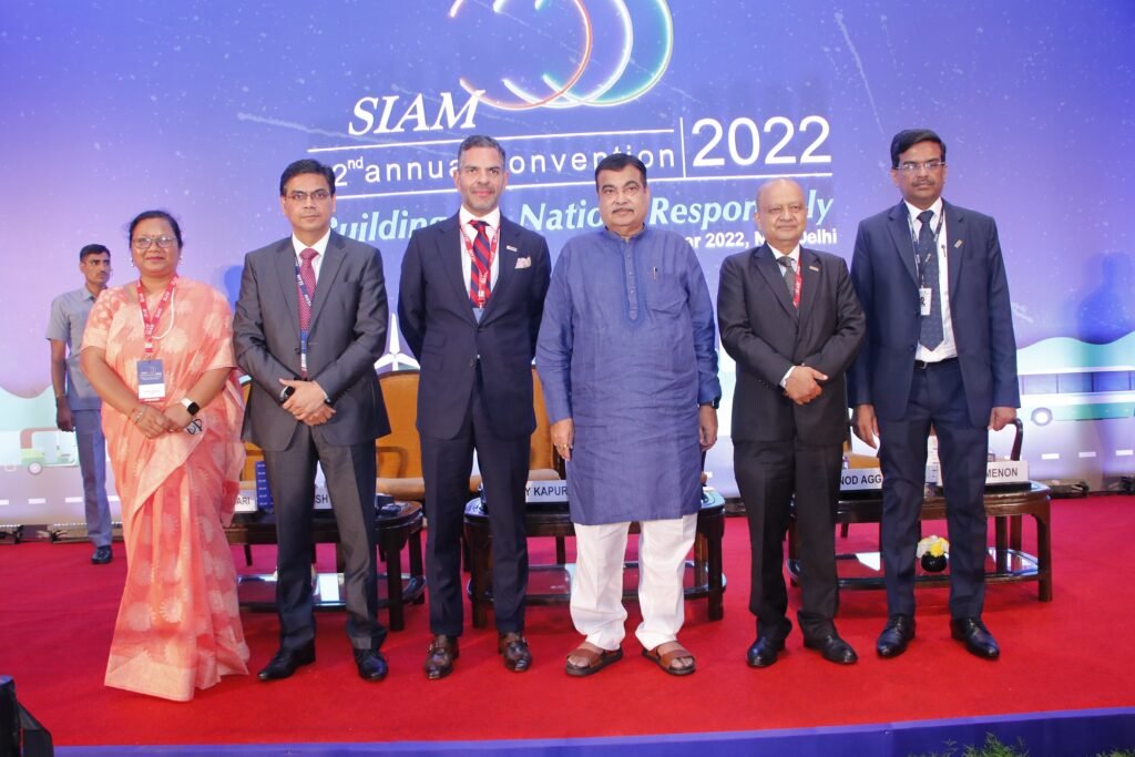 Left to Right-Dr Bornai Bhandari, Senior Fellow, National Council of Applied Economic Research (NCAER). Mr. Girish Wagh,Chairman, SIAM Commercial Vehicle CFOs Council and Executive Director (CVBU), Tata Motor Ltd., Mr. Sanjay Kapur, President, ACMA and Chairman, Sona Comstar, Mr Nitin Gadkari, Hon’ble Minister of Road Transport & Highways, Government of India, Mr. Vinod Aggarwal, Vice President, SIAM and Managing Director & CEO, VE Commercial Vehicle Ltd., Mr. Rajeshj Menon, Director General, SIAM