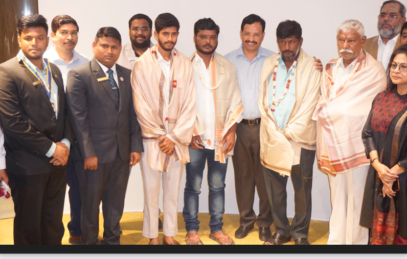 V.C. Sajjanar and Jc. Rakesh Dhannarapu, President, JCI Buddhapurnima seen honouring Funeral Workers at the launch of Best Signature Contest.1