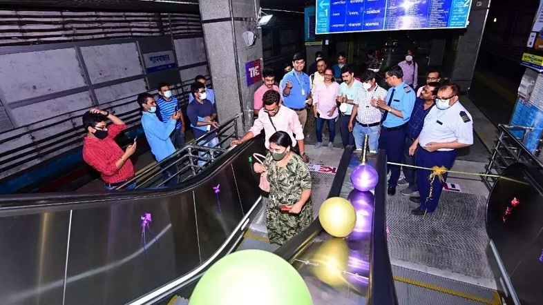 Kolkata metro escalator image-3