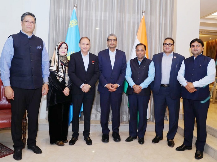 H.E. Zulfiquar Ghadiyali Zakir Hussain (2nd from right), Executive Director, Business Management of His Highness Sheikh Hamdan Bin Khalifa Al Nahyan, Abu Dhabi-UAE; flanked by (L-R) Mr Zeeshan Ahmed of Saro Rubber; Begum Meher Fatima Khan; H.E. Dr Nawab Mir Nasir Ali khan; Promoter and Managing Director of MAK Projects P Ltd.; Mr Aarif Almuaim, UAE Consul General; Mr Vijay Chaudhary, Chairman of Ram Rattan Group & Mr Manoj Kumar Badhana, Head of Dalmia Ram Rattan group; posing for a picture, at the dinner hosted in the honor of His Excellency; at Hyderabad.