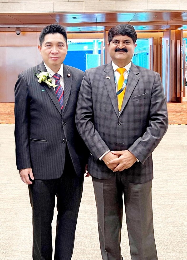 CHAKRAVARTHI AVPS SEEN WITH Vice Minister for public health, , Thailand shri Thanakrit Jitareer